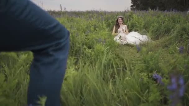 Bruden och brudgummen dricker champagne på picknick — Stockvideo