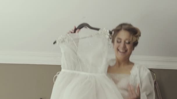 Sposa saltando sul letto nel ricco interno — Video Stock