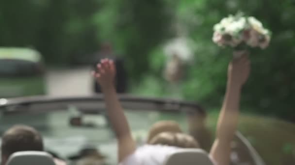 The bride and groom in a convertible — Stock Video