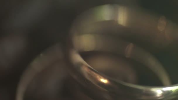 在咖啡豆上的结婚戒指 — 图库视频影像