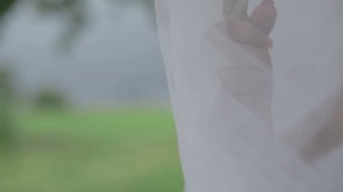 Gelin ve damat bir salıncak üzerinde