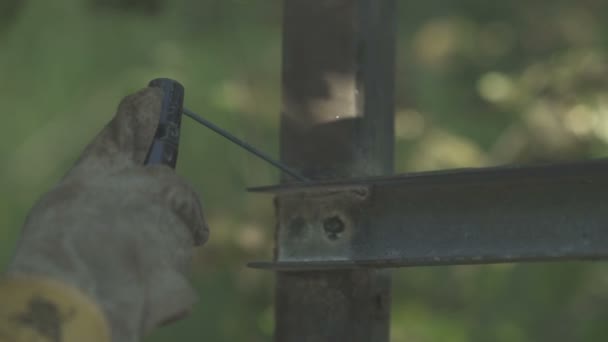 Construcción de metal de soldadura masculina — Vídeos de Stock