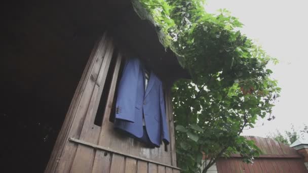 Chaqueta azul colgando en el fondo de madera — Vídeos de Stock