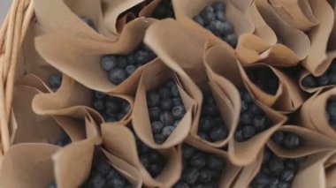 Kahverengi kağıt torba çekilen yaban mersini tam