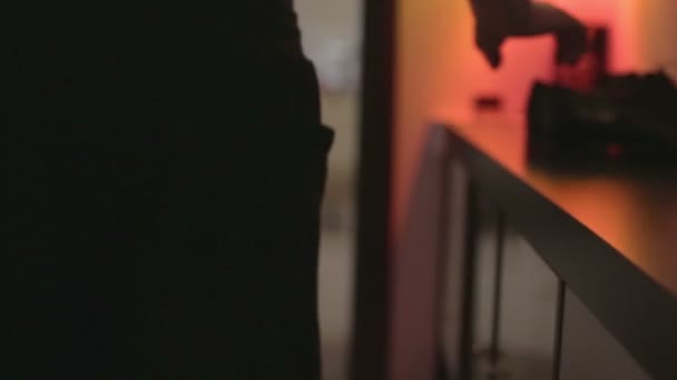 homme d'affaires tenant les chaussures en main 