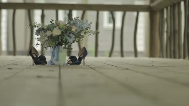 Bruids boeket en blauwe schoenen op de houten vloer — Stockvideo