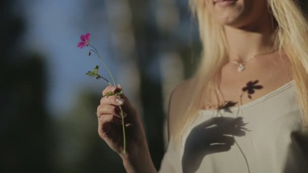 Meisje met bloem — Stockvideo