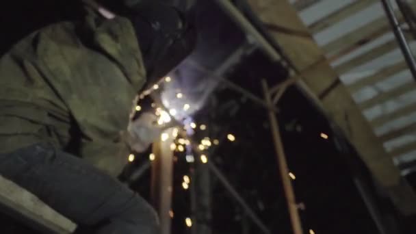 Soldador é moldura de aço de soldagem na fábrica — Vídeo de Stock