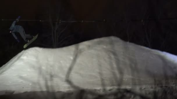 Snowboarder saut nuit ralenti 60fps — Video