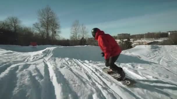 Сноубордист прыгает медленно — стоковое видео