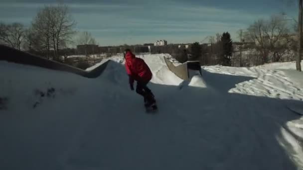 Сноубордист прыгает медленно — стоковое видео