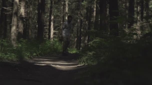 在森林里骑滑板 — 图库视频影像