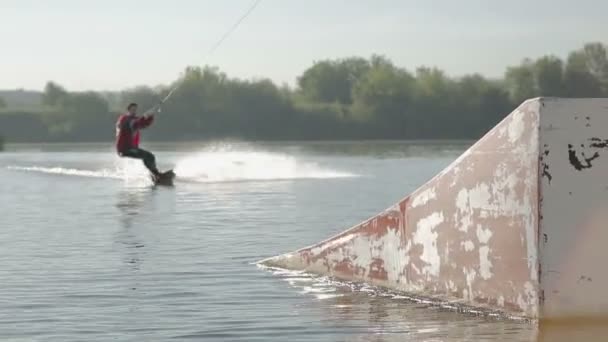 Wakeboarder sıçrama sıçrama tahtası ile — Stok video