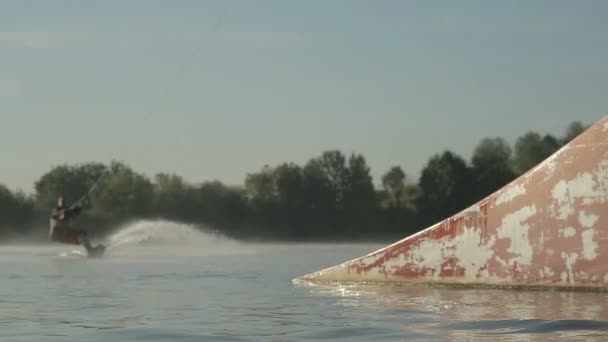 Wakeboarder skok s odrazový můstek — Stock video