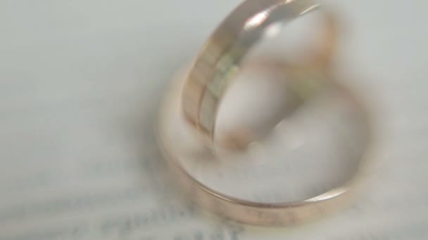 Anéis de casamento em uma página de livro . — Vídeo de Stock