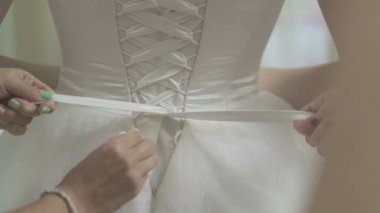 Gelinlik yakın plan.