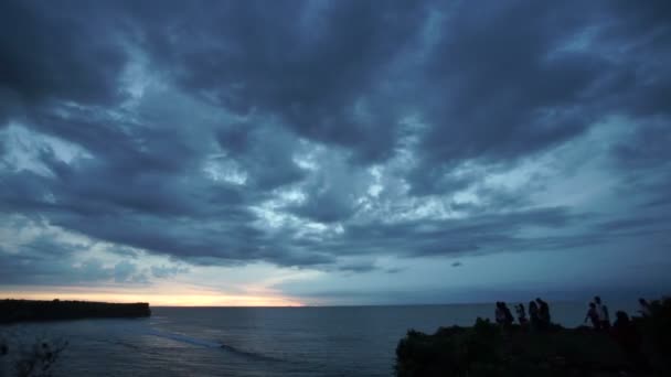 Hermoso océano bajo la puesta de sol coudy cielo time-lapes — Vídeos de Stock