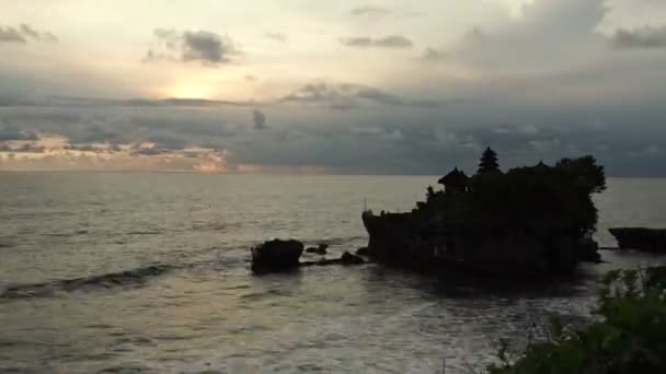 Hermoso océano bajo la puesta de sol coudy cielo time-lapes — Vídeo de stock