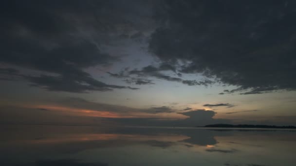 Прекрасний океан під кучерявим заходом сонця неба тимчасові перекриття — стокове відео
