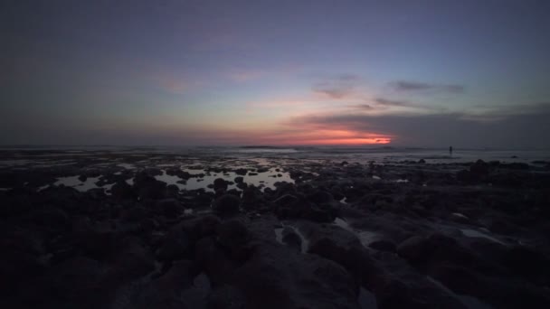 Bel océan sous coudy coucher de soleil ciel time-lapes — Video