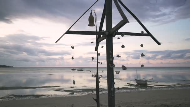 Hermoso océano bajo el cielo del atardecer coudy — Vídeo de stock