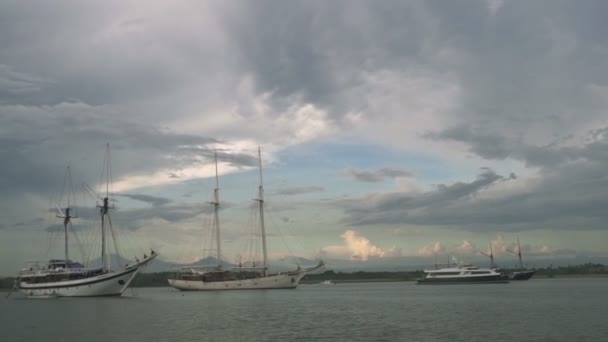 Mořská zátoka s jachtami při západu slunce — Stock video