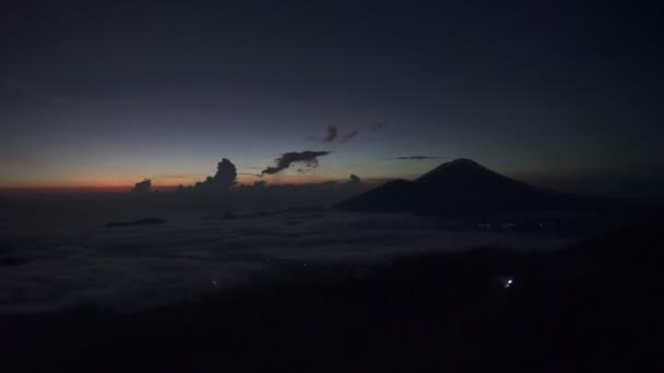 日の出のバリ島の活火山 — ストック動画