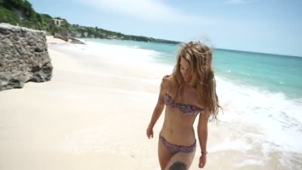 Красива молода дівчина на пляжі щаслива — стокове відео