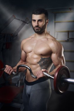 EZ-Bar ayakta yapan kas üstsüz erkek bukleler