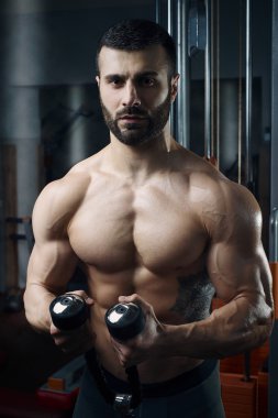 İp bukleler yapan kas üstsüz erkek