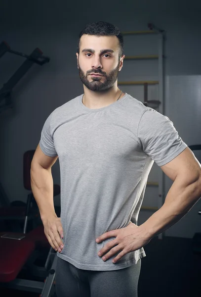 Kaslı adam salonda ayakta