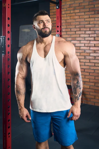 Hombre musculoso con barba de pie —  Fotos de Stock