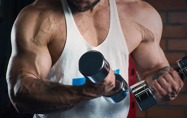 Braços musculares fazendo bíceps com halteres — Fotografia de Stock