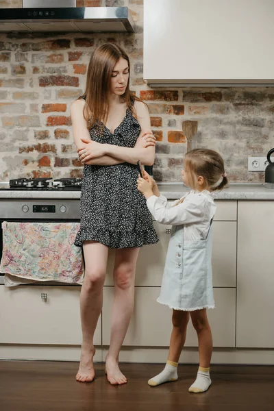 Uma Menina Loira Está Mantendo Smartphone Enquanto Pede Sua Mãe — Fotografia de Stock