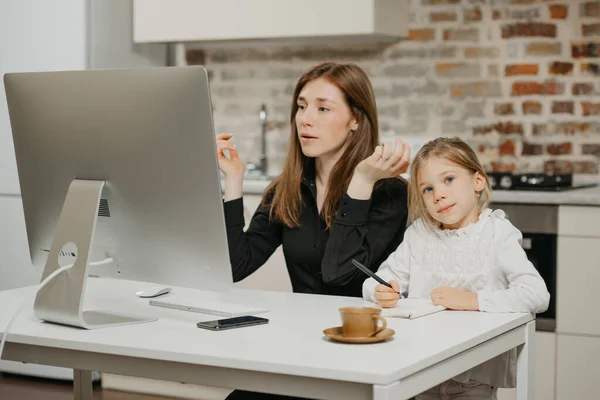 Una Madre Joven Sorprende Trabajando Remotamente Mientras Una Hija Está — Foto de Stock