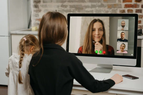 Een Jonge Moeder Tijdens Een Videoconferentie Met Collega Desktop Computer — Stockfoto