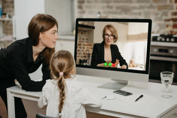 Eine Junge Mutter Und Ihre Tochter Während Eines Online Unterrichts — Stockfoto