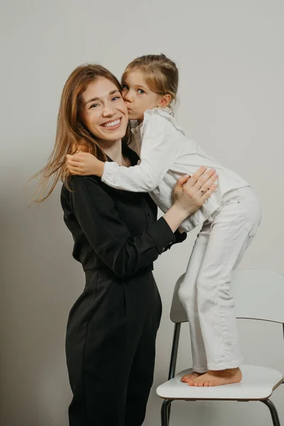 Uma Mãe Está Abraçando Sua Filha Que Está Banco Bar — Fotografia de Stock