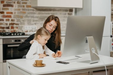 Genç bir anne evdeki ücra işyerinde kızına ders veriyor. Güzel bir iş kadını sarışın çocuğuna bazı şeyler anlatıyor..