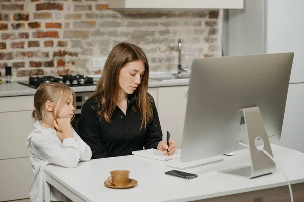 Una Madre Está Trabajando Remotamente Casa Mientras Una Hija Está — Foto de Stock