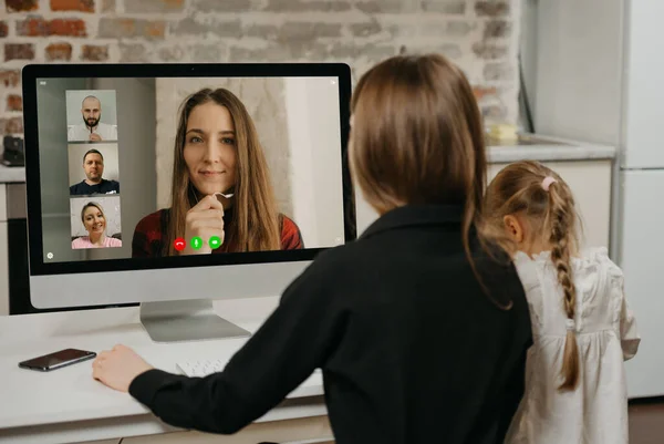 Une Jeune Mère Lors Une Vidéoconférence Avec Des Collègues Sur — Photo