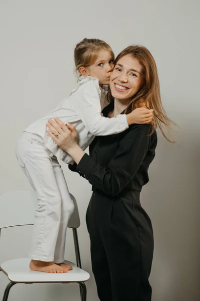 Uma Mãe Está Abraçando Sua Filha Que Está Banco Bar — Fotografia de Stock