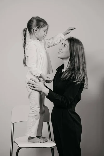 Black White Photo Mother Who Hugging Her Daughter Which Standing — Stock Photo, Image