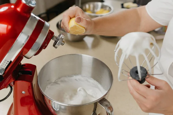 Sebuah Foto Tangan Seorang Wanita Yang Menghancurkan Jus Lemon Untuk — Stok Foto