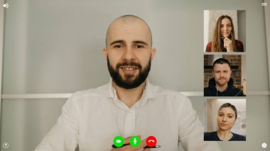 Ekip başkanının başarıları sorduğu bir video konferansında telekomünikasyon uygulamasının masaüstü bilgisayar ekranı görüntüsü. Çevrimiçi bir toplantıda çok ırklı bir iş ekibi.