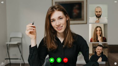 Kadın uzmanın iş hakkında rapor verdiği bir video konferansında telekomünikasyon uygulamasının masaüstü bilgisayar ekranı görüntüsü. Çevrimiçi bir toplantıda çok ırklı iş arkadaşları.