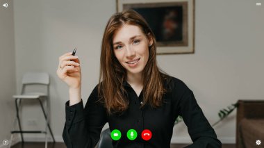 Bir görüntülü sohbet sırasında telekomünikasyon uygulamasının masaüstü bilgisayar ekranı görüntüsü