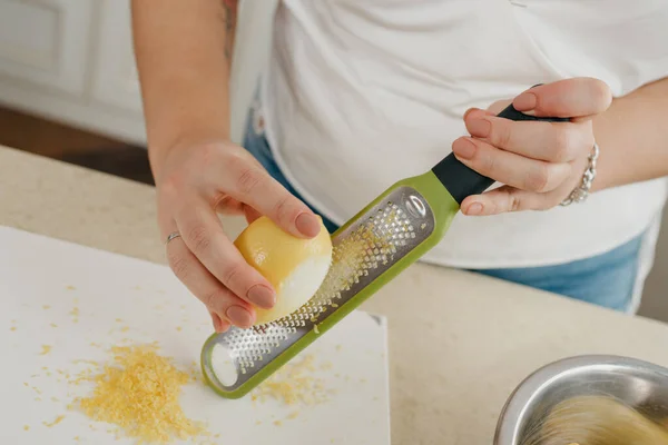 Una Foto Cercana Las Manos Una Mujer Que Está Frotando — Foto de Stock