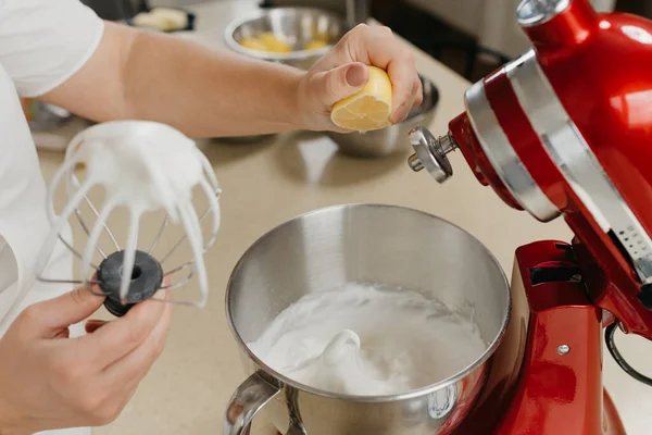 Photo Hand Woman Who Crushing Lemon Juice Mixed Meringue Stainless — Stock Photo, Image