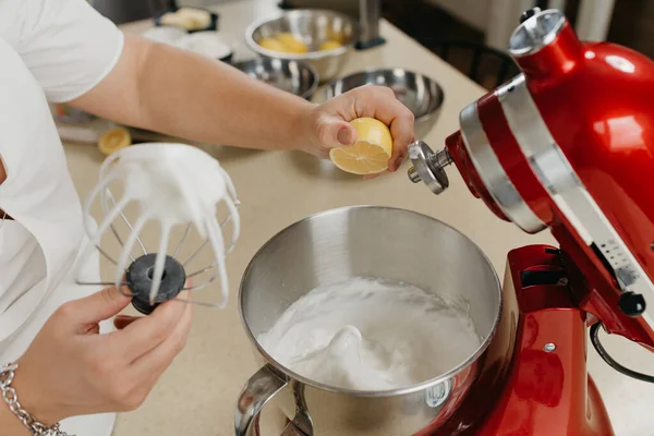 Sebuah Foto Tangan Seorang Wanita Muda Yang Menghancurkan Jus Lemon — Stok Foto